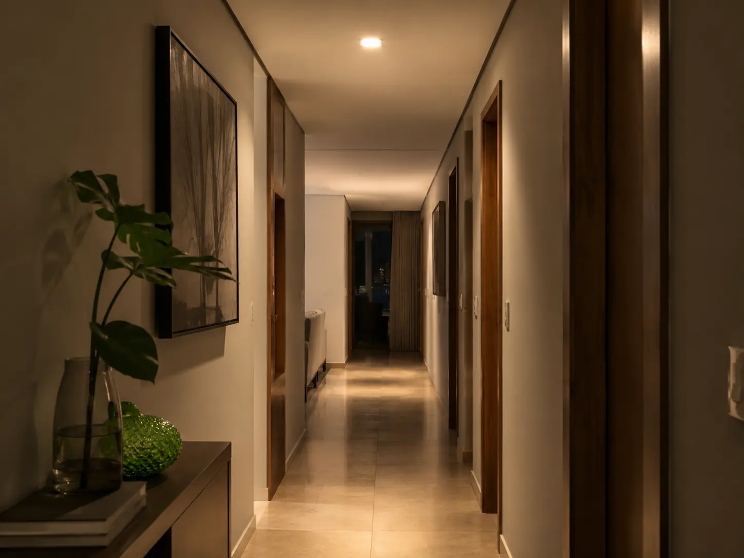 Adaptador de soquete com sensor de presença instalado em luminária de corredor